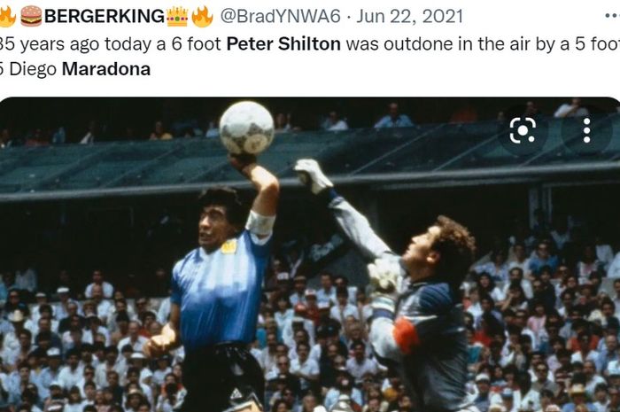 Diego Maradona mencetak gol 'Tangan Tuhan' saat pertandingan melawan Inggris, dengan Peter Shilton menjadi korbannya.