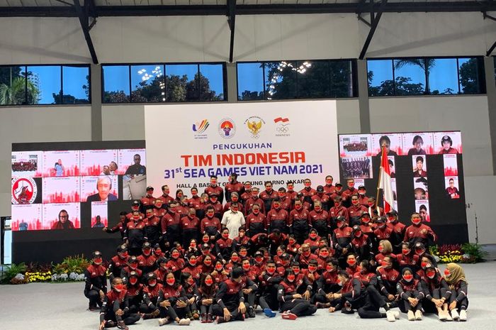 Kontingen Indonesia yang berlaga pada SEA Games 2021 Hanoi, Vietnam, resmi dikukuhkan di Hall Basket, Senayan Jakarta Pusat, Minggu (8/5/2022).
