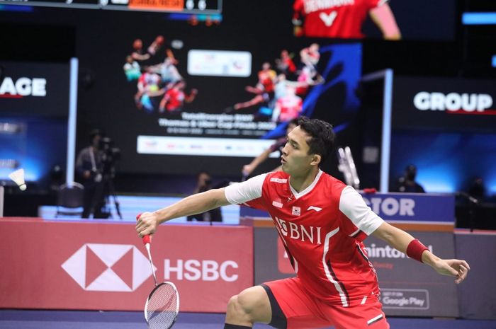 Aksi pebulu tangkis tunggal putra Indonesia, Jonatan Christie, pada pertandingan Indonesia vs Singapura di babak penyisihan Grup A Thomas Cup 2022 yang digelar di Impact Arena, Bangkok, Thailand.