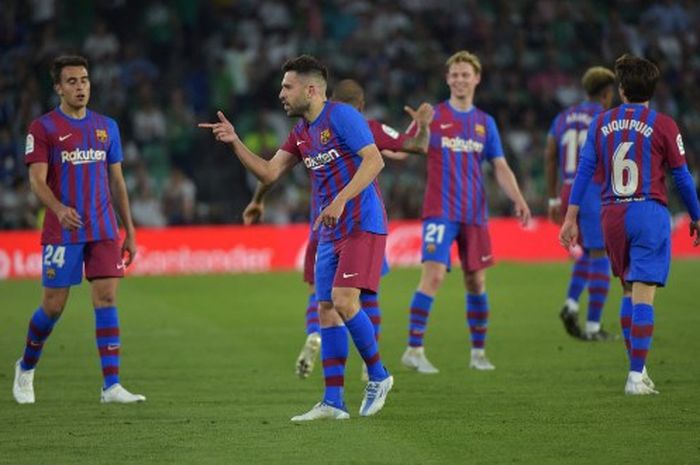 Jordi Alba merayakan golnya saat Barcelona bertandang ke markas Real Betis, Benito Villamarin, Sabtu (7/5/2022), pada lanjutan Liga Spanyol.