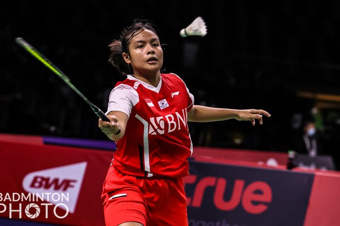Pemain tunggal putri Indonesia, Komang Ayu Cahya Dewi, saat menghadapi Qi Xue Fei pada partai pertama Indonesia vs Prancis di babak penyisihan Grup A Uber Cup 2022 yang digelar di Impact Arena, Bangkok, Thailand, 8 Mei 2022.