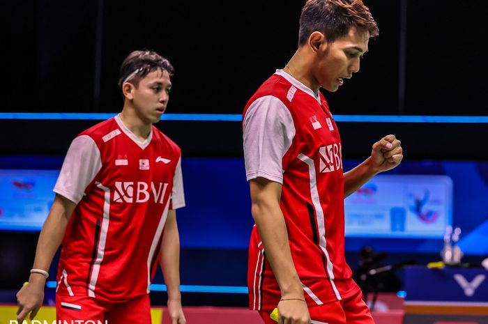 Pasangan ganda putra Indonesia, Muhammad Rian Ardianto/Fajar Alfian, saat menghadapi Hee Yong Kai Terry/Loh Kean Hean pada pada partai kedua Indonesia vs Singapura di babak penyisihan Grup A Thomas Cup 2022 yang digelar di Impact Arena, Bangkok, Thailand, 8 Mei 2022.