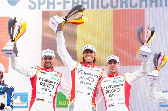 Pembalap Indonesia, Sean Gelael saat berselebrasi bersama rekannya di tim WRT usai menang pada race 6 Hours of Spa-Francorhamps, Belgia (7/5/2022)