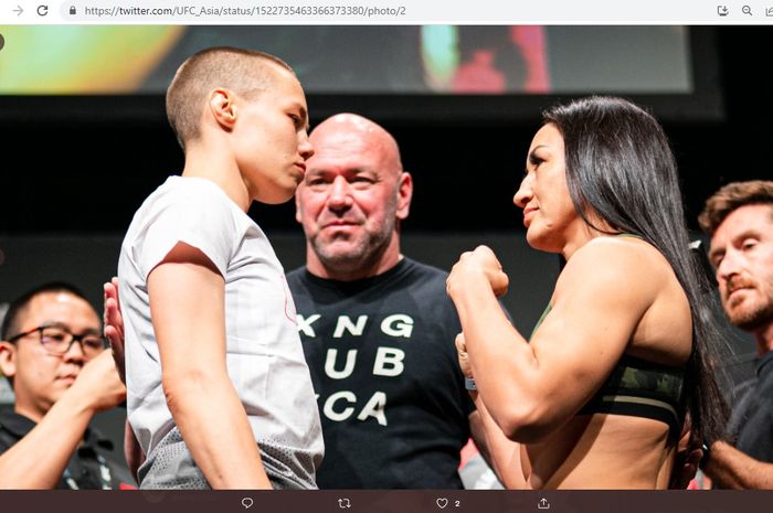 Rose Namajunas (kiri) dan Carla Esparza (kanan) ketika berjumpa dalam sesi face off jelang UFC 274 yang bakal digelar di Phoenix, Arizona, Amerika Serikat, Minggu (8/5/2022).