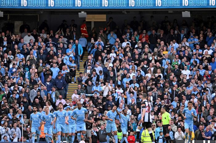 Para pemain Manchester City merayakan gol mereka ke gawang Newcastle United dalam duel Liga Inggris di Etihad Stadium (8/5/2022).