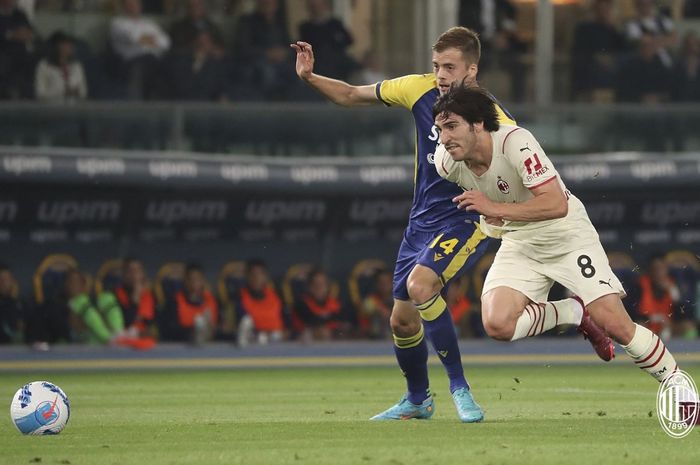 Gelandang AC Milan, Sandro Tonali, berduel dengan gelandang Hellas Verona, Ivan Ilisic, di Stadion Marcantonio Bentegodi, Minggu (8/5/2022) waktu setempat.