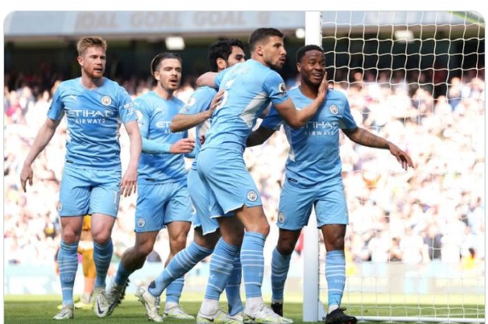 Selebrasi Raheem Sterling bersama para pemain Man City usai mencetak gol ke gawang Newcastle United dalam laga pekan ke-36 Liga Inggris 2021-2022.