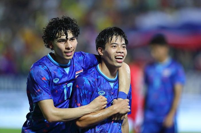 Pemain timnas U-23 Thailand, Ben James David (kiri) merayakan kemenangan bersama rekannya atas Singapura.