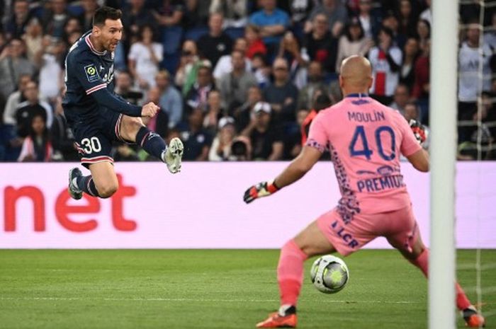 Lionel Messi melepaskan tembakan ke gawang dalam duel Paris Saint-Germain vs Troyes di Liga Prancis di Parc des Princes, Paris (8/5/2022).