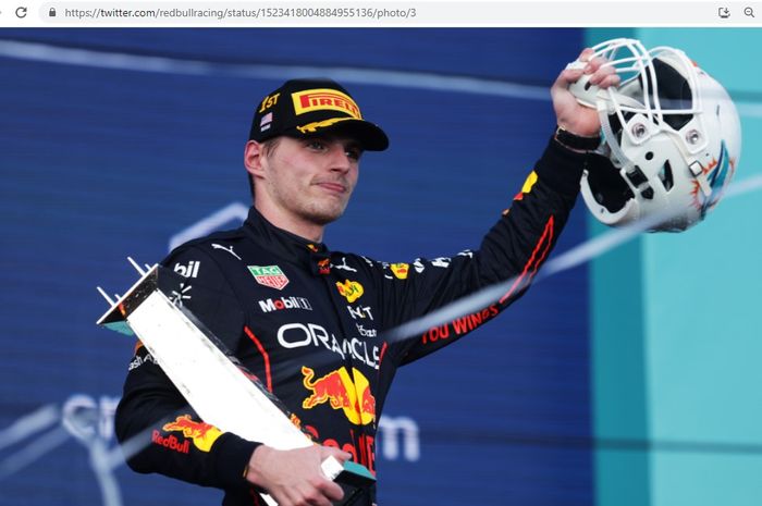 Pembalap Red Bull Racing, Max Verstappen ketika berdiri di podium F1 GP Miami 2022.