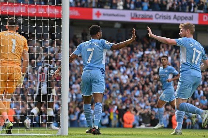 Penyerang Manchester City, Raheem Sterling, merayakan gol bareng Kevin De Bruyne dalam laga Liga Inggris kontra Newcastle United di Stadion Etihad, Minggu (8/5/2022).