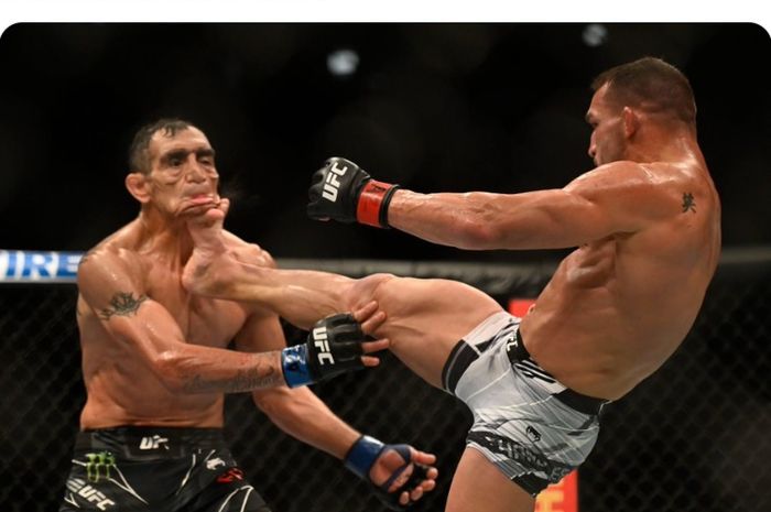 Tony Ferguson terkena tendangan jagoan pembuat duel ala gladiator, Michael Chandler di UFC 274, Minggu (8/5/2022) WIB di Phoenix.