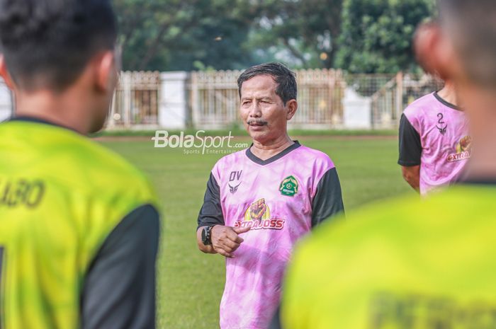 Pelatih Tira Persikabo, Djadjang Nurdjaman, sedang memberikan intruksi kepada para pemainnya saat latihan di Lapangan Latih Pakansari, Bogor, Jawa Barat, 10 Mei 2022.