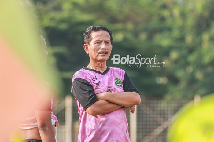 Pelatih Tira Persikabo, Djadjang Nurdjaman, sedang serius mengamati para pemainnya dalam latihan di Lapangan Latih Pakansari, Bogor, Jawa Barat, 10 Mei 2022.