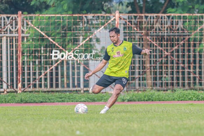 Bek Tira Persikabo, Saepuloh Maulana, nampak akan menendang bola dalam latihannya di Lapangan Latih Pakansari, Bogor, Jawa Barat, 10 Mei 2022.