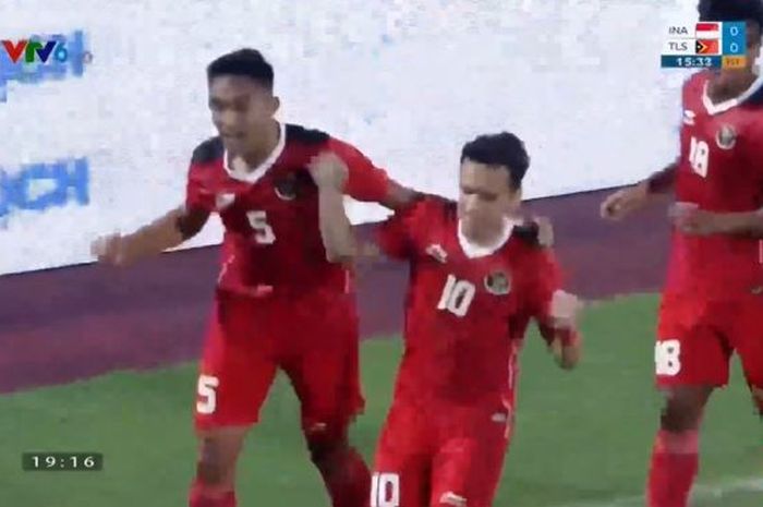 Selebrasi Egy Maulana Vikri saat timnas U-23 Indonesia unggul sementara 1-0 di babak pertama atas Timor Leste dalam laga kedua grup A SEA Games 2021, di Stadion Viet Tri, Phu Tho, Selasa (10/5/2022).