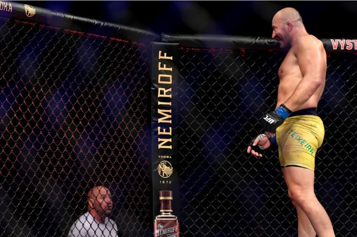 Juara kelas berat-ringan UFC, Glover Teixeira klarifikasi rencana pensiunnya 