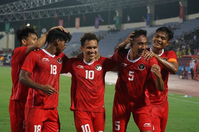 Para pemain timnas U-23 Indonesia merayakan gol ke gawang Timor Leste.