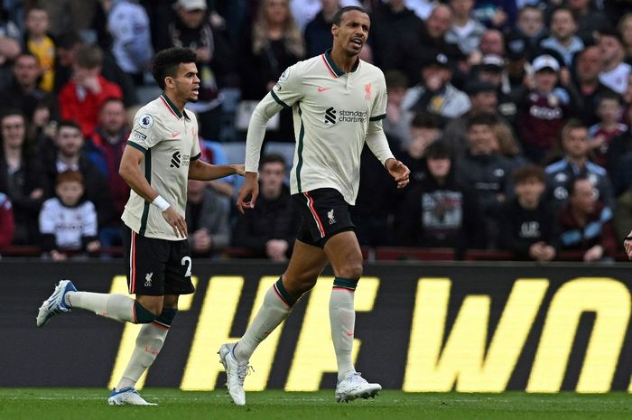 Bek Liverpool, Joel Matip, merayakan golnya ke gawang Aston Villa pada pekan ke-36 Liga Inggris musim 2021-2022 di Stadion Villa Park, Selasa (10/5/20220) waktu setempat atau Rabu dini hari WIB.