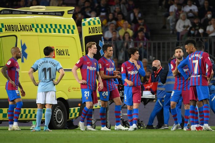 Ambulans sempat masuk ke lapangan dalam laga Barcelona versus Celta Vigo setelah Ronald Araujo tiba-tiba terjatuh usah duel kepala dengan Gavi.