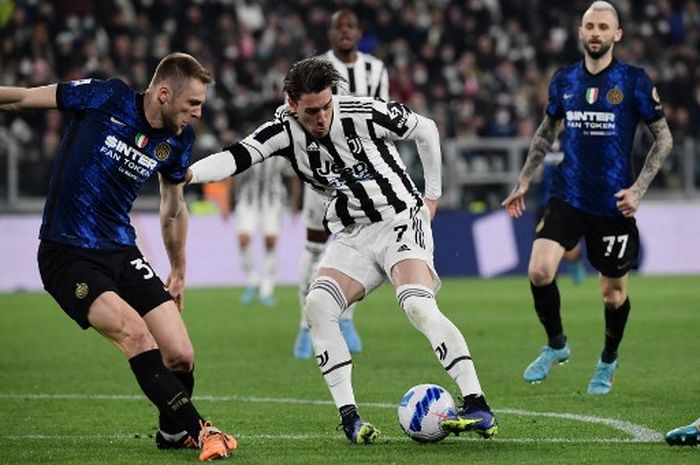 Dusan Vlahovic dijaga ketat oleh Milan Skriniar (kiri) dalam momen duel Juventus vs Inter Milan pada lanjutan Liga Italia di Allianz Stadium Turin (3/4/2022).