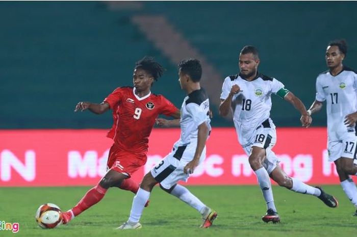Pemain Timnas U-23 Indonesia, Ronaldo Kwateh, tengah berduel dengan dua pemain Timnas U-23 Timor Leste di laga lanjutan Grup A SEA Games 2021, Selasa (10/5/2022).