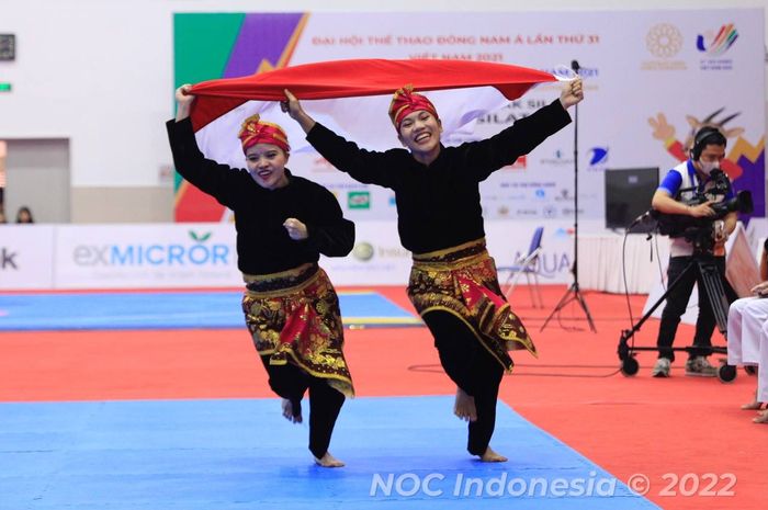 Riska Hermawan &amp; Ririn Rinasih  melakukan selebrasi setelah meraih medali emas  SEA Games 2021 Vietnam pencak silat nomor Women&rsquo;s Double, Rabu (11/5/2022).