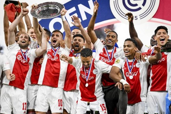 Para pemain Ajax merayakan keberhasilan menjuarai Liga Belanda setelah mengalahkan Heerenveen di Stadion Johan Cruijff Arena, Rabu (11/5/2022).