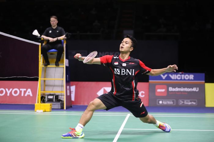 Aksi Anthony Sinisuka Ginting saat memperkuat Indonesia pada perempat final Thomas Cup 2022 melawan China, Kamis (12/5/2022)