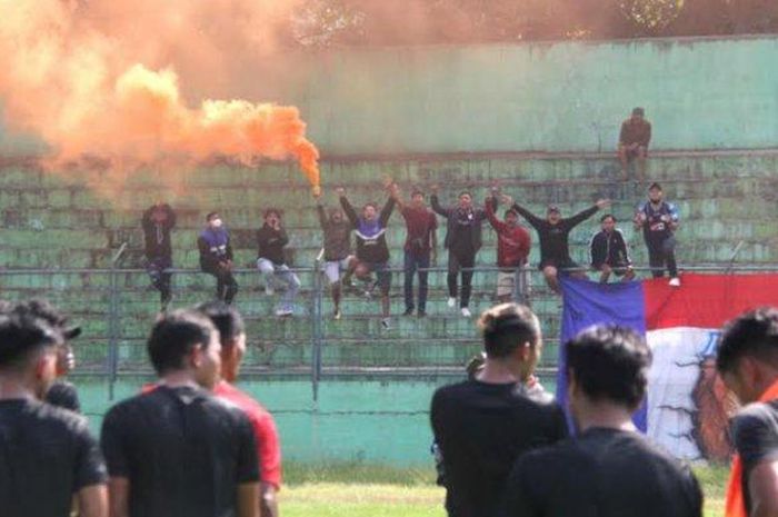 Pemain Arema FC menyapa suporter Aremania di Stadion Gajayana, Kota Malang, Rabu (11/5/2022). Latihan ini dihadiri Suporter Aremania kedalam stadion untuk pertama kalinya sejak masa pandemi Covid-19 dua tahun lalu. 