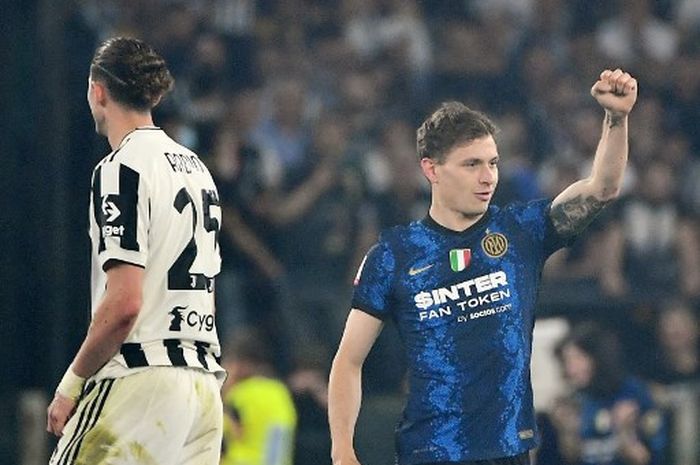 Gelandang Inter Milan, Nicolo Barella, merayakan gol ke gawang Juventus dalam laga final Coppa Italia di Stadion Olimpico, Rabu (11/5/2022).