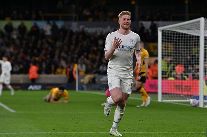 Gelandang Manchester City, Kevin De Bruyne, merayakan gol ke gawang Wolverhampton Wanderers dalam laga Liga Inggris di Stadion Molineux, Rabu (11/5/2022).