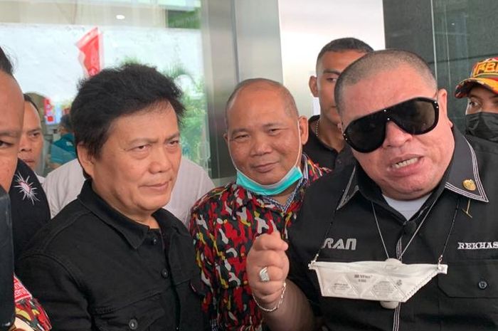 Andre Yakub (baju hitam, kiri) dan Razman Arif Nasution (baju hitam, kanan) saat ditemui di kawasan Jakarta Pusat, Kamis (12/5/2022).