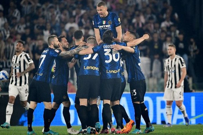 Para pemain Inter Milan merayakan gol Nicolo Barella ke gawang Juventus dalam laga final Coppa Italia di Stadion Olimpico, Rabu (11/5/2022).