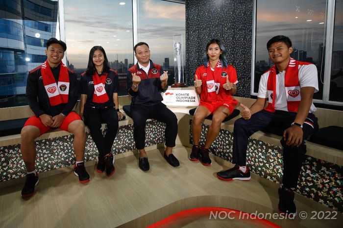 CdM Ferry Kono bersama Emilia Nova dan beberapa atlet lainnya di acara peluncuran apparel Tim Indonesia, beberapa waktu lalu. 