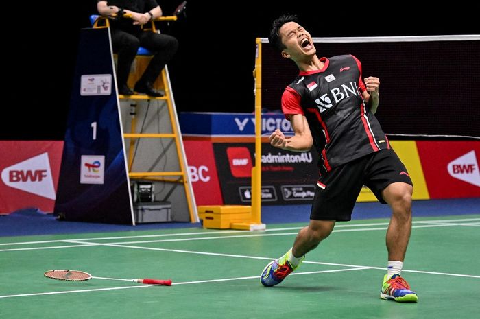 Tunggal putra Indonesia, Anthony Sinisuka Ginting berselebrasi usai mengalahkan Zhao Jun Peng pada laga perempat final Thomas Cup 2022 antara Indonesia vs China, di Impact Arena, Bangkok, Thailand, Kamis (12/5/2022)