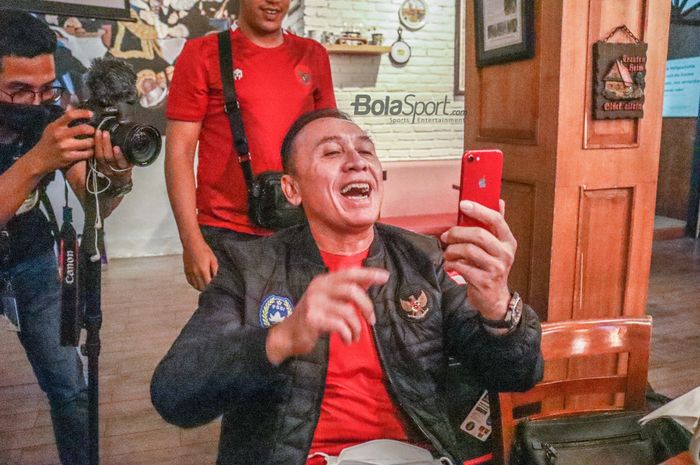 Ketua Umum PSSI, Mochamad Iriawan, nampak melakukan video call dengan Pratama Arhan ketika menonton laga timnas U-23 Indonesia versus Filipina di kawasan Kemang, Jakarta Selatan, 13 Mei 2022.