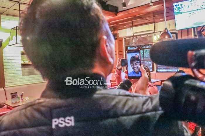 Mantan Ketua Umum PSSI periode 2019-2023, Mochamad Iriawan, saat melakukan video call atau panggilan video dengan Pratama Arhan