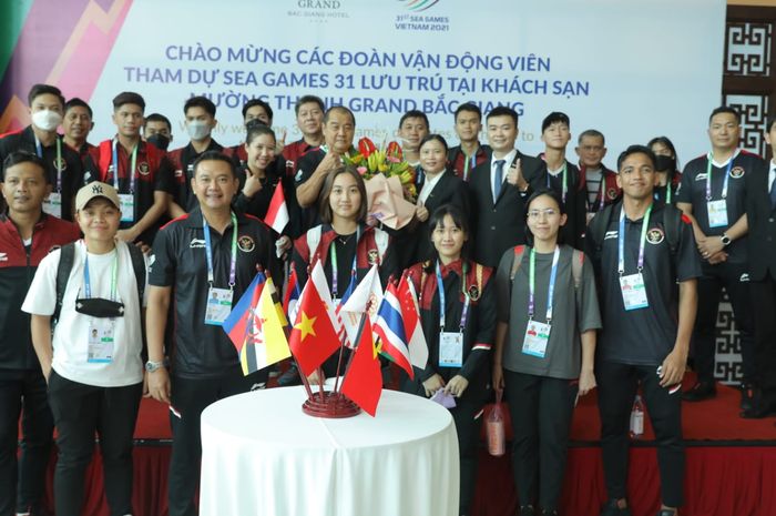 Rombongan tim bulu tangkis Indonesia untuk SEA Games 2021 saat tiba di Vietnam, Jumat (13/5/2022)