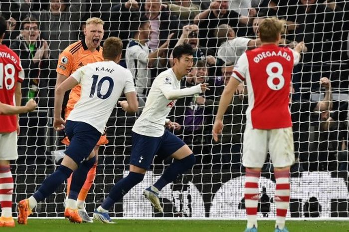 Penyerang Tottenham Hotspur, Son Heung-Min, merayakan gol ke gawang Arsenal dalam laga Liga Inggris di Stadion Tottenham Hotspur, Kamis (12/5/2022).