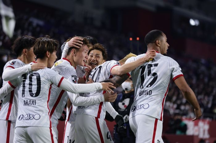Para pemain klub Liga Jepang, Kashima Antlers, saat merayakan gol,