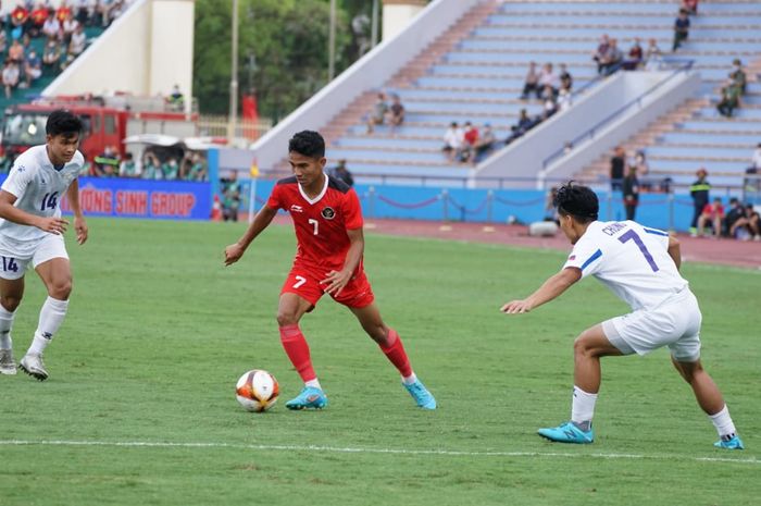 Aksi pemain belia Timnas U-23 Indonesia Marselino Ferdinan pada laga lawan Filipina pada Jumat (13/5/2022)