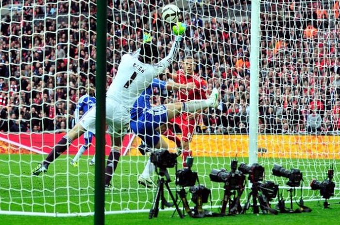 Momen dalam pertandingan Chelsea melawan Liverpool di final Piala FA 2011-2012 saat sundulan Andy Carroll ditangkis Petr Cech.