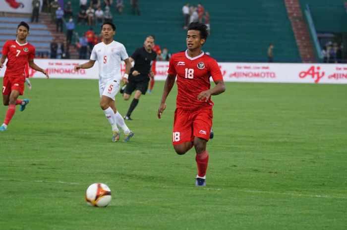 Pemain timnas U-23 Indonesia, Irfan Jauhari saat melawan Myanmar di SEA Games 2021, Minggu (15/5/2022)