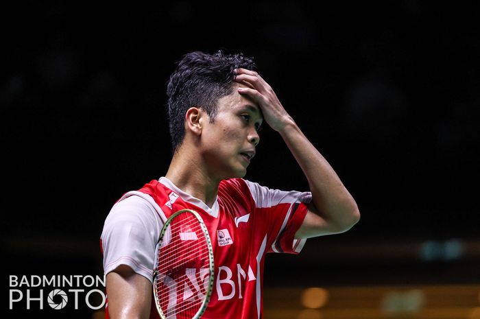 Ekspresi pebulu tangkis tunggal putra Indonesia, Anthony Sinisuka Ginting, saat menghadapi Lakshya Sen pada final Thomas Cup 2022 antara Indonesia dan India di Impact Arena, Bangkok, Thailand, 15 Mei 2022.