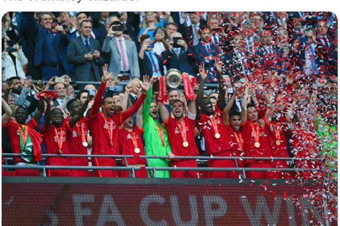 Para pemain Liverpool melakukan selebrasi juara Piala FA usai berhasil mengandaskan perlawanan Chelsea di laga final pada Sabtu (14/5/2022).