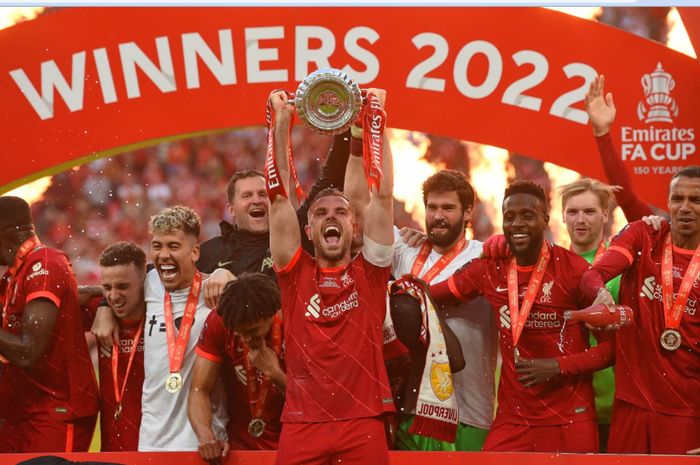 Jordan Henderson memimpin Liverpool meraih trofi Piala FA 2021-2022 usai mengalahkan Chelsea dalam babak final di Stadion Wembley, Sabtu (14/5/2022).