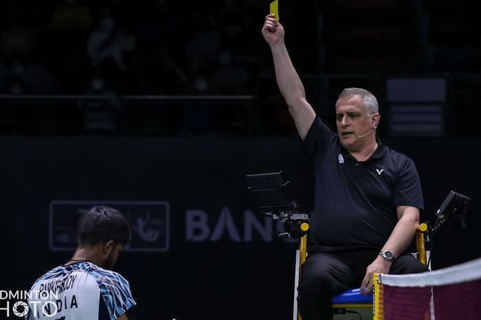 Pemain ganda putra India, Satwiksairaj Rankireddy, menerima kartu kuning karena menunda permainan pada final Thomas Cup 2022 antara Indonesia dan India di Impact Arena, Bangkok, Thailand, 15 Mei 2022.