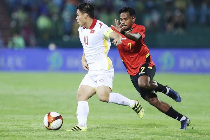 Kapten Timnas U-23 Vietnam, Cong Hoang Anh Ly berduel dengan pemain Timor Leste, Elias Mesquita (merah) pada laga terakhir Grup A SEA Games 2021