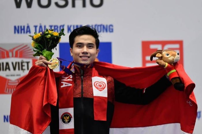 Pewushu Indonesia, Seraf Naro Siregar berpose usai berhasil meraih medali emas pada SEA Games 2021.